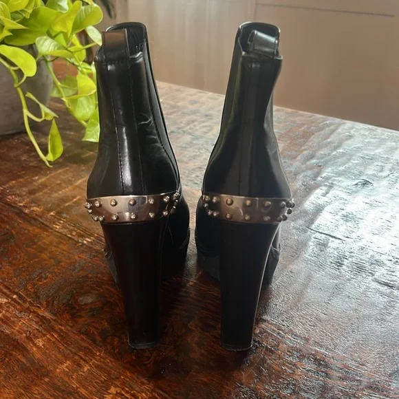 Alexander McQueen Black Leather Ankle Boots with Studded Heel - Picture 2 of 7